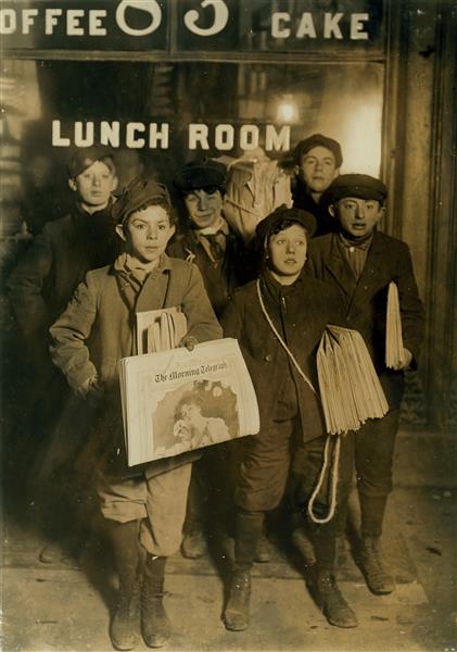 Boys Selling Newspapers on Brooklyn Bridge, 1908 - Льюис Хайн