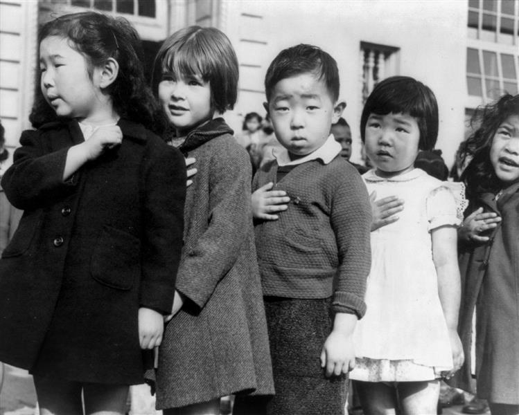 First Graders, Some of Japanese Ancestry, at the Weill Public School, San Francisco, Calif., Pledging Allegiance to the United States Flag, 1942 - 多萝西·兰格