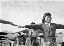 Female interns practicing calisthenics at Manzanar internment camp - Ансель Адамс