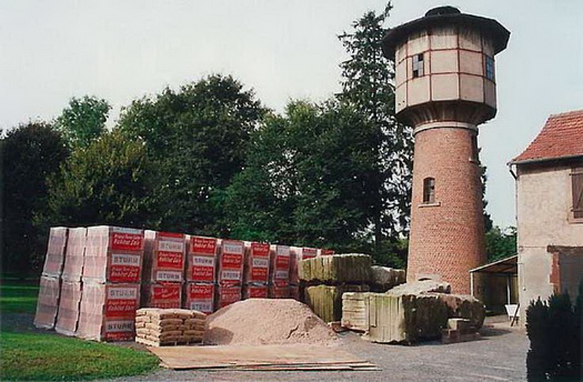 Construction materials water tower, Phalsburg, 2000 - Лара Альмарсегуї